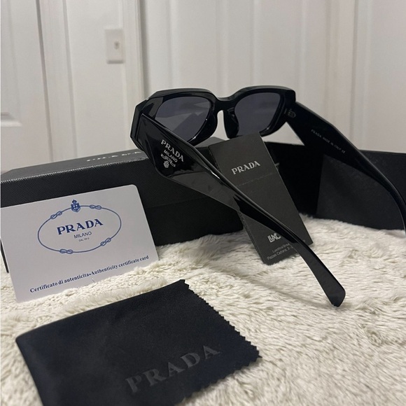Prada sunglasses - Picture 1 of 3